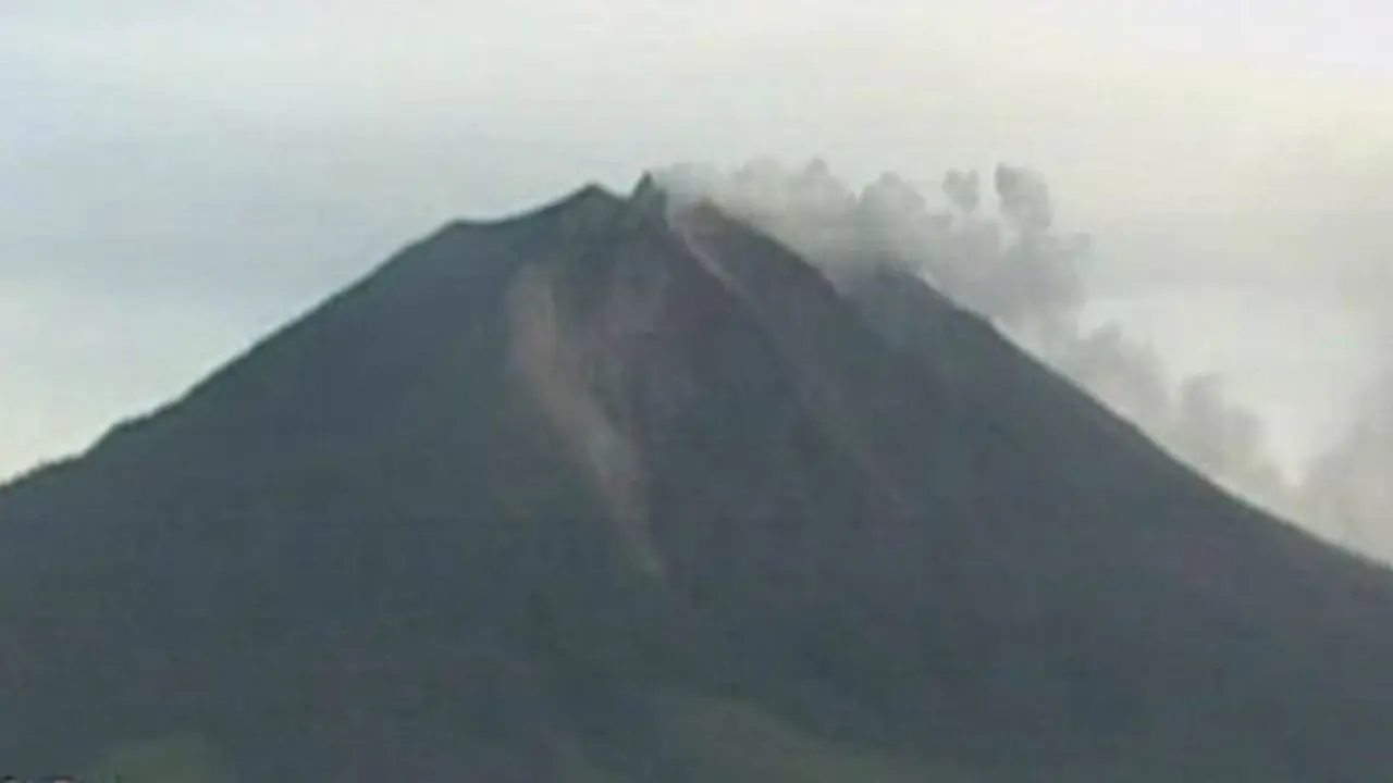 sinabung-meletus-131026b-v.jpg
