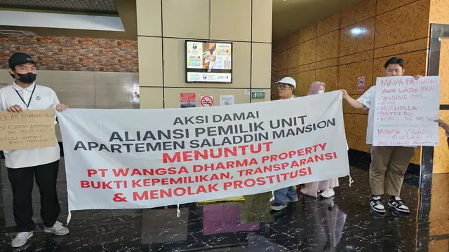 Sejumlah pemilik unit kamar melakukan aksi protes adanya dugaan prostitusi di apartemen Saladin Mansion Depok.