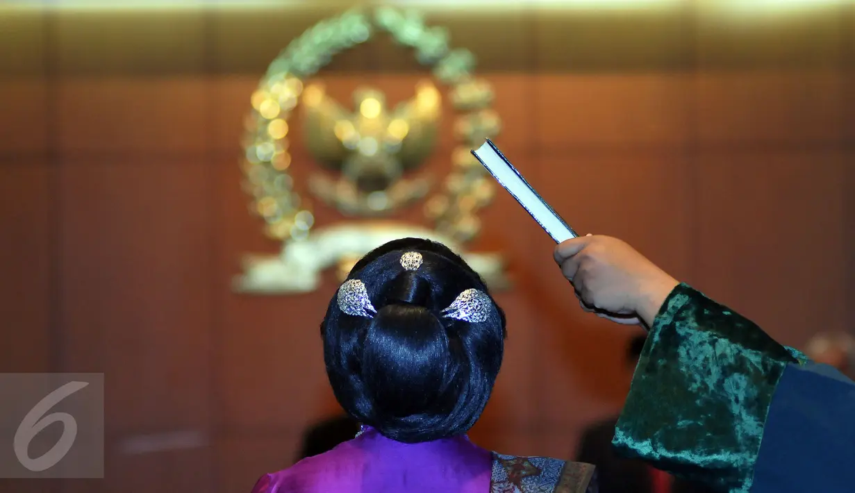 GKR Ayu Koes Indriyah dari kelompok DPD daerah pemilihan Jateng, diambil sumpahnya dalam pelantikan Anggota Pengganti Antarwaktu di Gedung Parlemen, Jakarta, Rabu (8/6). Koes Indriyah menggantikan Sulistyo yang meninggal dunia (Liputan6.com/Johan Tallo)