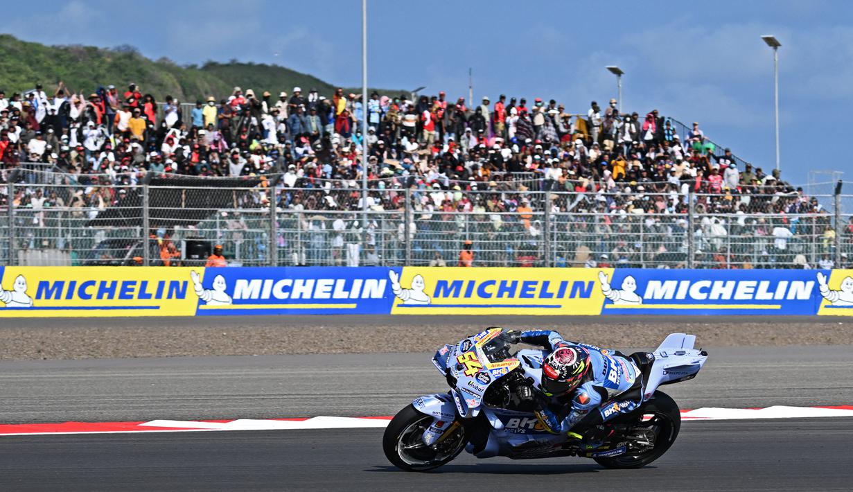 Pembalap tim BK8 Gresini Racing,  Fermin Aldeguer berlaga pada balapan MotoGP Indonesia 2025 di Sirkuit Mandalika, Lombok, pada Minggu (5/10/2025). (AFP/Sonny Tumbelaka). (AFP/Sonny Tumbelaka).