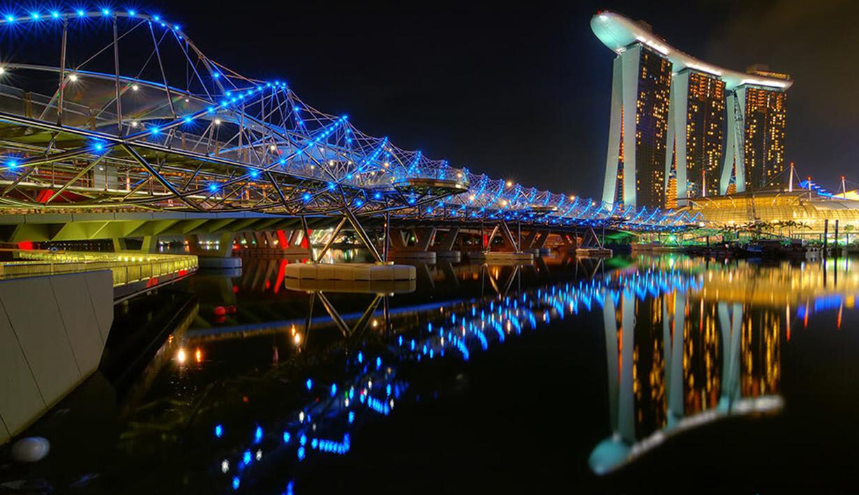 Jembatan Helix yang menyerupai bentuk DNA ini terletak di Singapura dan merupakan salah satu spot terbaik untuk menyaksikan pertunjukan yang diadakan di sekelilingnya. (Ilustrasi Istimewa)