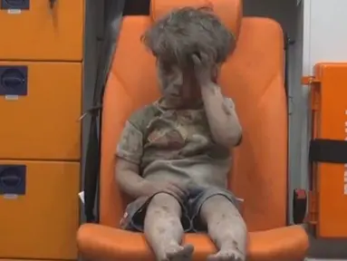 Foto ini diambil dari potongan video yang dirilis oleh aktivis anti-pemerintah Suriah Aleppo Media Center (AMC), terlihat seorang bocah terluka dengan tubuh penuh debu, Aleppo, Suriah (17/8). (REUTERS)