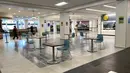 Sebuah area makan yang diatur dengan jarak sosial terlihat di Universitas Boston, Boston, Massachusetts, Amerika Serikat (AS), (4/9/2020). (Xinhua/Wu Tongyangzi)