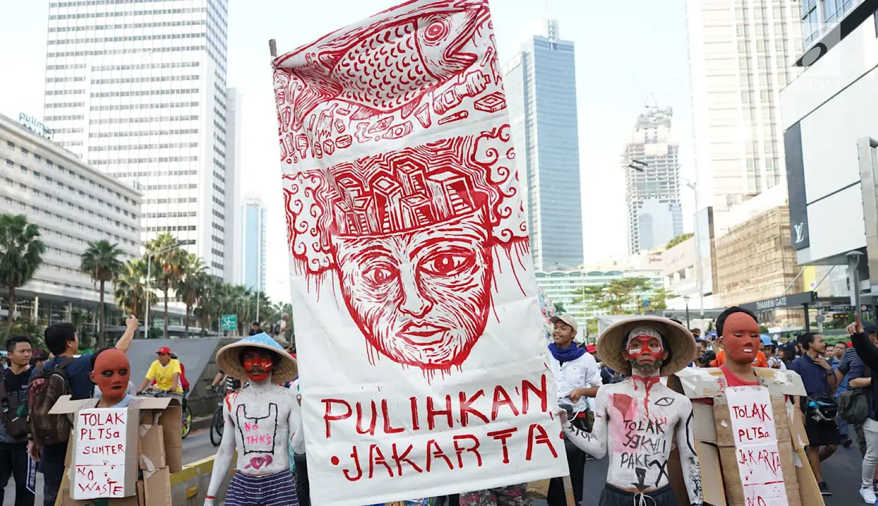 Sejumlah aktivis lingkungan menggelar pawai 'Bebas Plastik' di kawasan MH Thamrin menuju Taman Aspirasi Monas, Jakarta, Minggu (21/7/2019). Pawai itu untuk mengajak masyarakat agar tidak lagi menggunakan plastik sekali pakai karena sampahnya akan merusak lingkungan. (Liputan6.com/Immanuel Antonius)