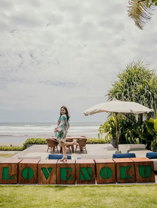 Indra mengatakan, salah satu syaratnya adalah sesibuk apapun Nikita Willy syuting stripping, terpenting adalah sudah berada di rumah setiap harinya jam 10 malam. Serta, tidak boleh bekerja di hari Minggu. (Instagram/nkitawillyofficial94)