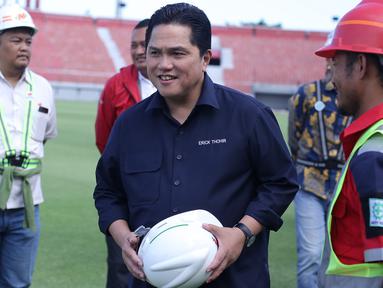 Ketua Umum PSSI, Erick Thohir berbincang dengan salah seorang pekerja proyek renovasi Stadion Kapten I Wayan Dipta, Gianyar, Minggu (12/3/2023) dalam rangka meninjau kesiapan 6 venue Piala Dunia U-20 2023. (Bola.com/Alit Binawan)