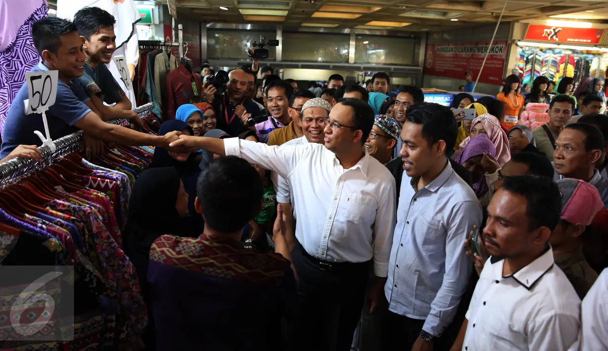 Anies Baswedan berjabat tangan dan berbincang dengan pedagang di Pasar Tanah Abang, Jakarta, Jumat (21/10). Dalam kunjungannya Anies Baswedan menyapa para pengunjung dan pedagang Pasar Tanah Abang. (Liputan6.com/Johan Tallo)