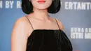 Lulu Tobing melengkapi tampilannya dengan anting-anting emas. Ia pun tanpa mengenakan aksesori, menguat dress berbahan beludru tersebut menjadi on point. [@armanfebrayan]