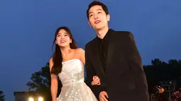 Song Joong Ki dan Song Hye Kyo berjalan di karpet merah ajang penghargaan The 52nd Baeksang Art Awards di Seoul, 3 Juni 2016. Rencana pernikahan dua bintang Korea Selatan itu memuncaki trending topic dengan Tagar Song Song Couple. (JUNG YEON-JE/AFP)