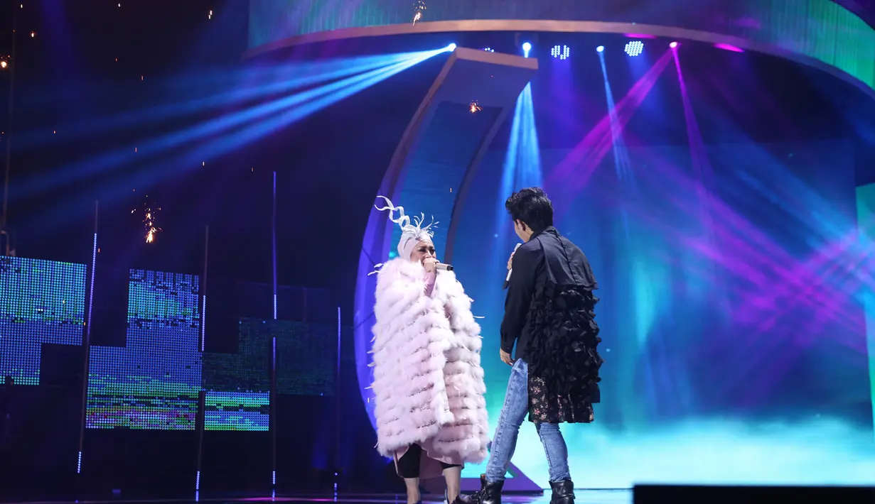 Konser The Biggest Concert "Ada Apa Dengan Cinta 2" dibuka dengan penampilan Melly Goeslaw berkolaborasi dengan Cakra Khan. (Adrian Putra/Bintang.com)