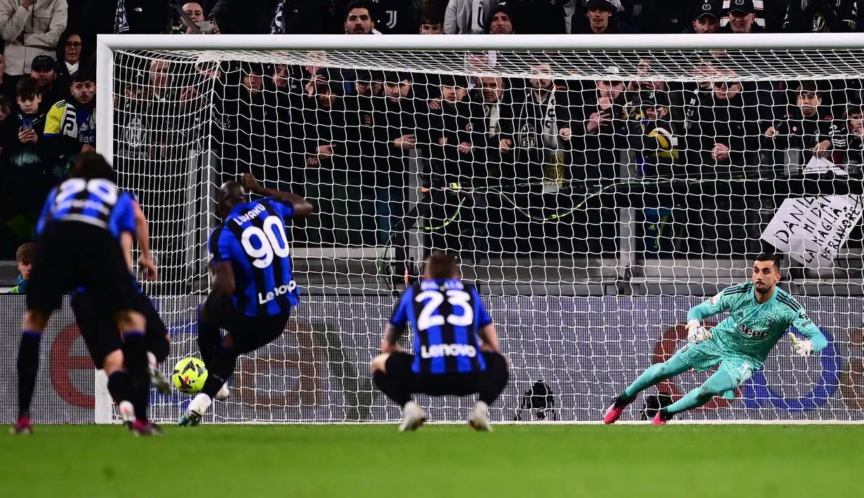 Striker Inter Milan, Romelu Lukaku mencetak gol ke gawang Juventus melalui eksekusi penalti untuk menyamakan skor 1-1 pada laga leg pertama semifinal Coppa Italia 2022/2023 di Allianz Stadium, Turin, Rabu (5/4/2023) dini hari WIB. (AFP/Marco Bertorello)