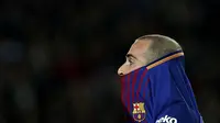 Gelandang Barcelona, Aleix Vidal, saat akan tampil melawan Murcia pada babak 32 besar Copa del Rey di Stadion Camp Nou, Barcelona, Rabu (29/11/2017). Barcelona menang 5-0 atas Murcia dan lolos dengan agregat 8-0. (AP/Manu Fernandez)