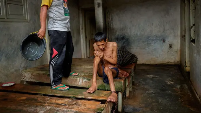 10 Foto Menyentuh dari Pasien Sakit Jiwa yang Hidup di 'Penjara'