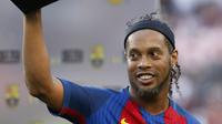 8. Ronaldinho - Legenda Barcelona tersebut memboyong Embraer Phenom 100 seharga 2,6 juta Dolar. Pesawat jet tersebut bisa menampung hingga 7-9 orang bersama Pilot. (AFP/Pau Barrena)