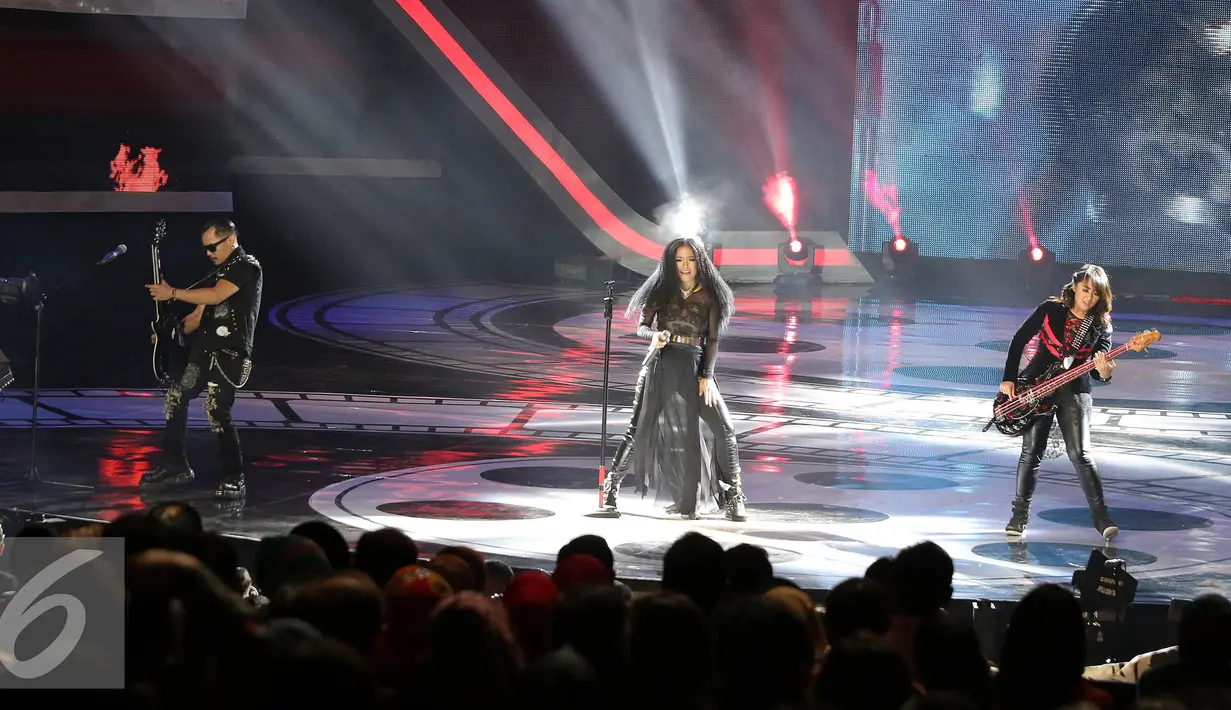 Band Kotak tampil di Malam anugerah Festival Film Bandung 2015 (FFB), Bandung, Sabtu (12/9/2015). (Liputan6.com/Herman Zakharia)