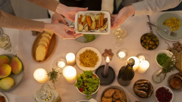Mendekorasi Meja Makan dengan Lentera dan Lilin untuk Suasana Meja yang Hangat