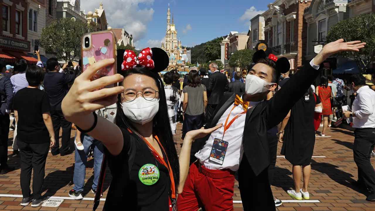 FOTO: Kembali Dibuka, Disneyland Hong Kong Terapkan Protokol Kesehatan COVID-19