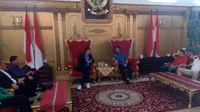 Gubernur Sulawesi Selatan, Syahrul Yasin Limpo (duduk-kanan) saat bertemu perwakilan PSSI. (Bola.com/Abdi Satria)
