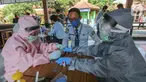 Pegawai Lapas Kemenkumham menjalani rapid test di Lembaga Pembinaan Khusus Anak (LPKA) Klas I Tangerang, Banten, Sabtu (30/5/2020). Rapid test Covid-19 yang diikuti 87 pegawai sebagai salah satu upaya untuk menekan penyebaran virus Corona. (Liputan6.com/Fery Pradolo)