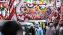 Bendera Merah Putih dan pernak-pernik Kemerdekaan RI menghiasi Pasar Jatinegara, Jakarta, Minggu (8/8/2021). Merosotnya penjualan bendera dan pernak-pernik Kemerdekaan RI akibat pandemi COVID-19 berkepanjangan serta larangan merayakan lomba 17-an pada masa PPKM. (merdeka.com/Iqbal S. Nugroho)