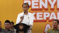 Presiden Jokowi berdialog dengan petani Grobogan penerima bantuan bencana banjir di Gor Bung Karno, Purwodadi, Selasa (23/01/24). Foto: liputan6.com/Felek Wahyu&nbsp;