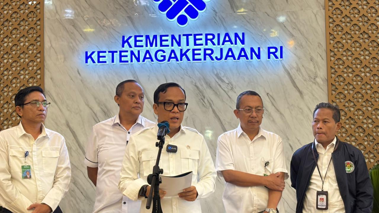 Wakil Menteri Ketenagakerjaan (Wamenaker) Immanuel Ebenezer saat konferensi pers di Kantor Kemnaker, Jakarta, Senin (23/12/2024). (Foto: Liputan6.com/Tira Santia)