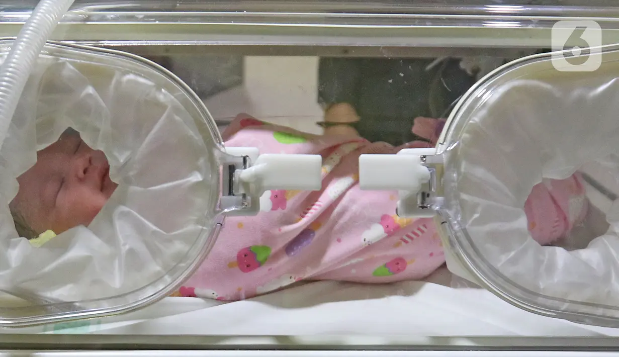 Bayi lahir di RSUD Pasar Minggu, Jakarta, Kamis (20/2/2020). Bayi perempuan pasangan Regina (43) dan Andre (47) bernama Glowy Lidwina lahir secara sesar dengan panjang 50 centimeter dan berat 3,75 kilogram di tanggal 20 bulan 02 tahun 2020 atau 20-02-2020. (Liputan6.com/Herman Zakharia)