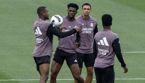 Aurelien Tchouameni tampak dalam latihan skuad Real Madrid menjelang laga El Clasico melawan Barcelona pada Sabtu (09/05/2026) waktu setempat. (AFP/Oscar Del Pozo)