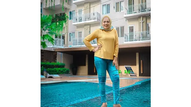 6 Gaya Foto Elly Sugigi Bak ABG, Ada yang di Pinggir Kolam Renang