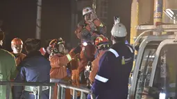 Ekspresi seorang pekerja yang berhasil diangkat dari tambang yang runtuh di Pingyi, Provinsi Shandong, China, Jumat (29/1). Empat penambang berhasil diselamatkan setelah terperangkap selama 36 hari di bawah tanah. (REUTERS/China Daily)