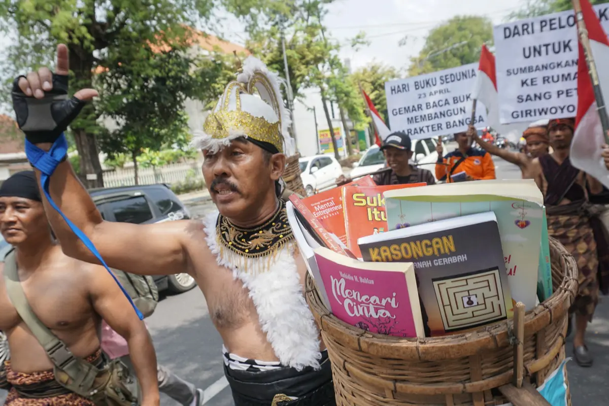 Aksi Kopral Bagyo Peringati Hari Buku