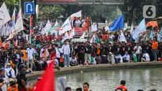 Buruh dari berbagai aliansi melakukan aksi damai dalam rangka peringatan May Day atau Hari Buruh Internasional di kawasan Patung Kuda, Jakarta, Rabu (1/5/2024). (Liputan6.com/Angga Yuniar)
