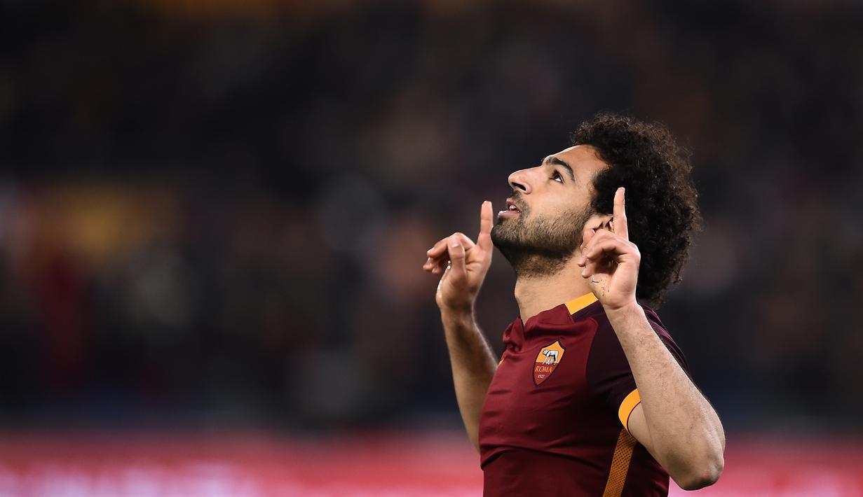 Ekspresi pemain AS Roma, Mohamed Salah, setelah mencetak gol ke gawang Fiorentina pada laga Serie A Italia di Stadion Olimpico, Roma, Sabtu (5/3/2016) dini hari WIB. (AFP/Filippo Monteforte)