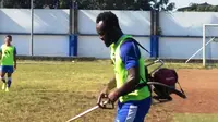 Saat Michael Essien Jadi Tukang Potong Rumput di Stadion Persib..