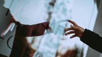 Ilustrasi membandingkan dengan diri sendiri, tidak percaya diri, minder. (Photo by Nijwam Swargiary on Unsplash)