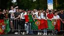 Sejumlah fans menyambut kedatangan Timnas Portugal di hotel tempat menginap jelang Euro 2024 di Harsewinkel, Jerman, Rabu (13/06/2024) waktu setempat. (AFP/Patricia De Melo Moreira)