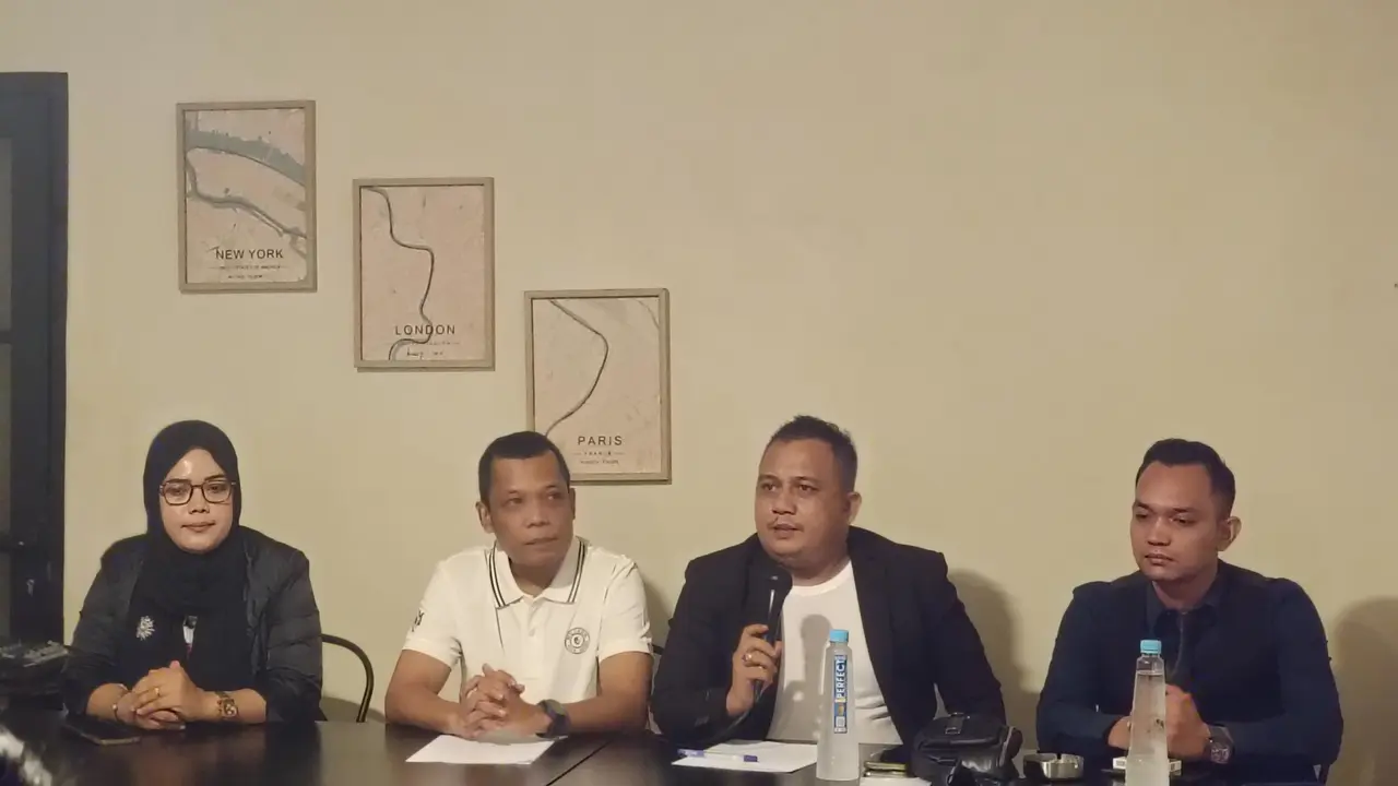 Mantan Sekretaris DPRD Riau Muflihun (baju putih) melakukan konferensi pers terkait penanganan korupsi SPPD oleh Polda Riau
