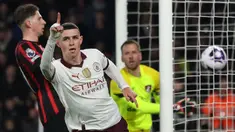 Pemain Manchester City, Phil Foden melakukan selebrasi setelah mencetak gol penentu kemenangan ke gawang Bournemouth pada laga lanjutan Liga Inggris 2023/2024 yang berlangsung di Vitality Stadium, Bournemouth, Inggris, Minggu (25/02/2024) dini hari WIB. (AFP/Adrian Dennis)