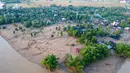 Di beberapa daerah seperti Meureudu, dilaporkan puluhan rumah mengalami kerusakan parah. Tampak foto udara menunjukkan kerusakan akibat banjir di sebuah desa di Meureudu, Kabupaten Pidie Jaya, Provinsi Aceh, pada 30 November 2025. (CHAIDEER MAHYUDDIN/AFP)