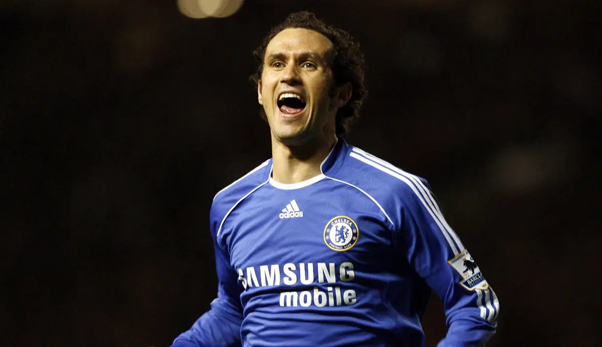 Ricardo Carvalho. Bek tengah Portugal yang kini berusia 44 tahun dan telah pensiun pada Januari 2018 bersama SH IPG, salah satu klub di Liga Cina ini total meraih 3 gelar Liga Inggris bersama Chelsea sebagai satu-satunya klub yang pernah dibelanya di Liga Inggris selama 6 musim mulai 2004/2005 hingga 2009/2010. Tiga gelar tersebut diraihnya pada musim 2004/2005, 2005/2006 dan 2009/2010. Bersama The Blues ia total tampil dalam 135 laga di Liga Inggris dengan torehan 7 gol dan 4 assist. (AFP/Andrew Yates)