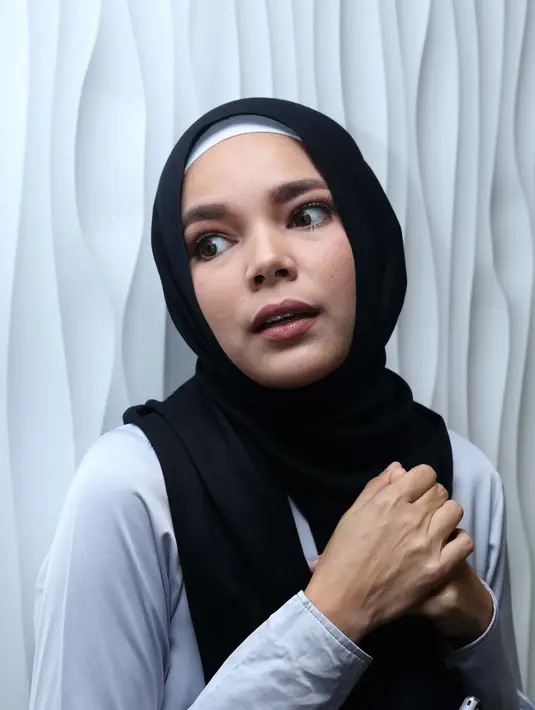 "Alhamdulillah suami adalah kekuatan untuk istri. Apalagi kemarin dia datang benar-benar hati saya berbinar-binar. Tanpa dukungan suami saya, there's no way saya bisa menjalankan satu pekerjaan," kata Dewi Sandra. (Andy Masela/Bintang.com)