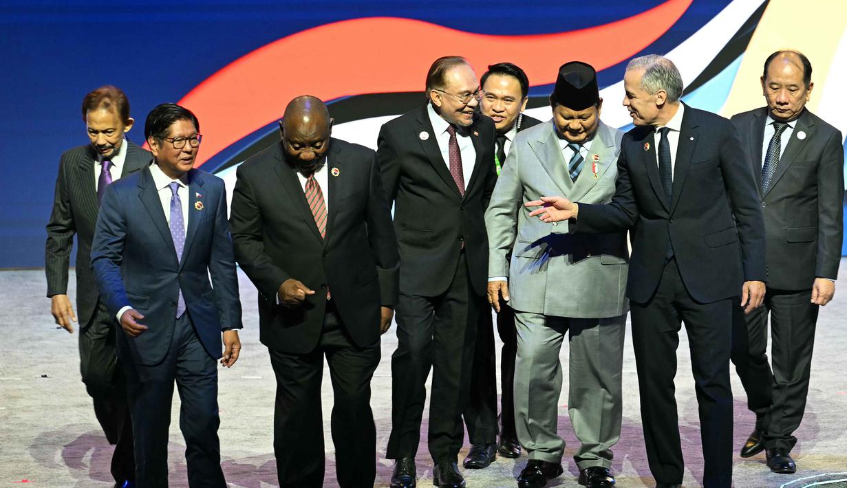 Setibanya di lokasi acara KTT ke-47 ASEAN, Presiden Prabowo Subianto bersama para pemimpin negara lainnya kemudian menuju plenary hall untuk mengikuti acara pembukaan. (MOHD RASFAN/AFP)