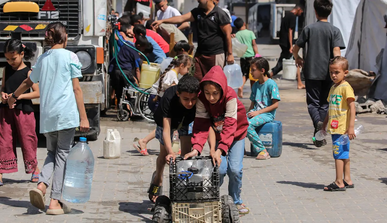 Bantuan air bersih ini untuk memenuhi kebutuhan dasar warga Gaza, khususnya di wilayah-wilayah yang mengalami kesulitan akses terhadap air layak konsumsi. (Eyad BABA/AFP)