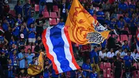 Suporter Timnas Thailand di Stadion Rajamangala, Bangkok, saat laga melawan Timor Leste (9/11/2018). (Bola.com/Dok. AFF Suzuki Cup)