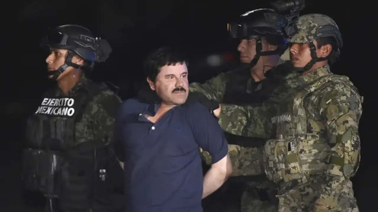 Penangkapan gembong narkoba Joaquin "El Chapo" Guzman.Ia dikawal oleh marinir ke helikopter di bandara Mexico City pada 8 Januari 2016. (Omar Torrea / AFP)