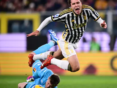 Kiper Genoa #01 Josep Martinez berbenturan dengan penyerang Juventus #07 Federico Chiesa pada laga pekan ke-16 Serie A di Stadio Comunale Luigi Ferraris, Genova, Sabtu (16/12/2023) dini hari WIB. (Marco BERTORELLO / AFP)