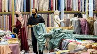Aktivitas jual beli bahan kain di Pasar Tanah Abang, Jakarta, Kamis (1/4/2021). Kemenperin ingin meningkatkan daya saing industri Tekstil dan Produk Tekstil (TPT) nasional, salah satunya dengan berupaya mengurangi ketergantungan terhadap bahan baku tekstil impor. (Liputan6.com/Johan Tallo)
