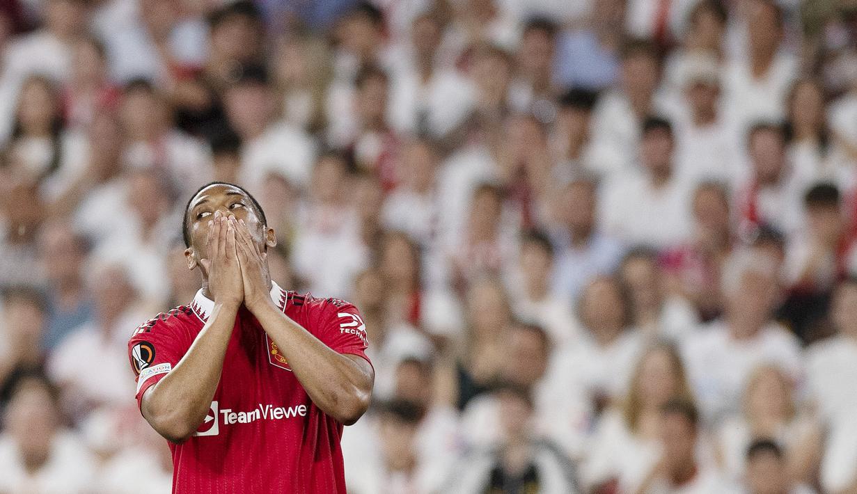 Pemain Manchester United, Anthony Martial, tampak kecewa setelah ditaklukkan Sevilla pada leg kedua perempat final di Ramon Sanchez Pizjuan, Jumat (21/4/2023). Martial lagi-lagi membuktikan diri bahwa ia belum bisa diandalkan Manchester United. Pergerakannya di kotak penalti lawan kurang memberikan ancaman. (AFP/Jorge Guerreo)