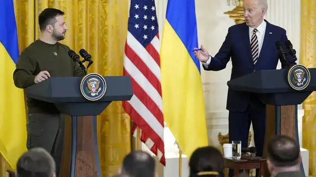 Presiden Joe Biden berbicara dalam konferensi pers dengan Presiden Ukraina Volodymyr Zelensky di  East Room Gedung Putih di Washington, Rabu, 21 Desember 2022. (AP Photo/Andrew Harnik)
