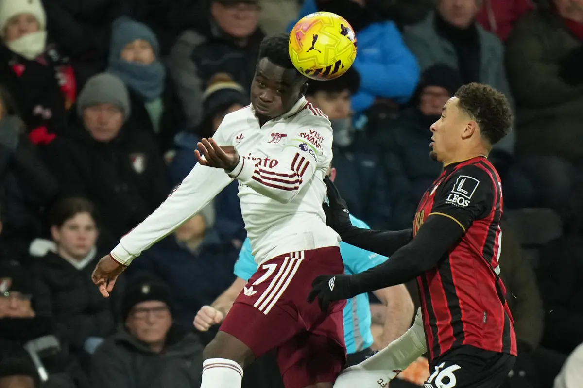 Aksi Bukayo Saka (kiri) di laga Bournemouth vs Arsenal di pekan ke-20 Liga Inggris 2025/2026 di Vitality Stadium, Minggu (04/01/2026) dini hari WIB.